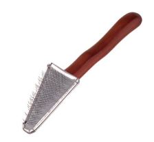 Пуходерка Dezynadog Soft Triangle Slicker Brush треугольная плоская для труднодоступных мест вокруг глаз лап и морды для щенков и малых пород Пуходерка Dezynadog Soft Triangle Slicker Brush треугольная плоская для труднодоступных мест вокруг глаз лап и морды для щенков и малых пород